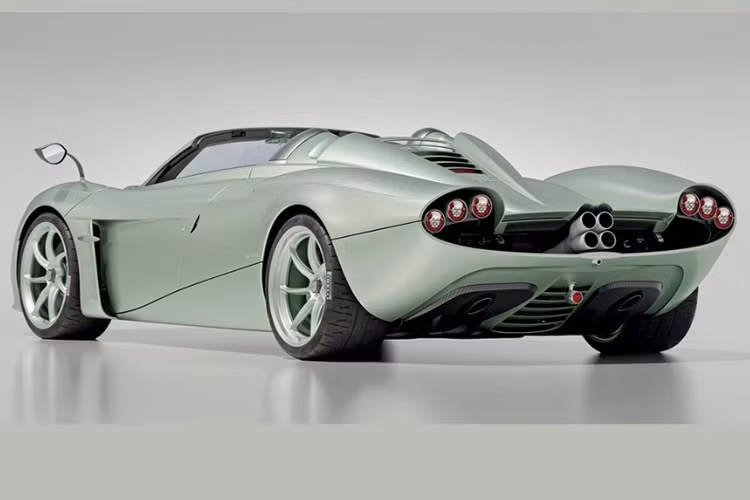 Siêu xe Pagani Huayra Codalunga Speedster sở hữu kích thước dài 4.912 mm, rộng 2.050 mm và cao 1.174 mm, với chiều dài cơ sở 2.795 mm. Xe sử dụng nền tảng khung gầm liền khối Carbo-Titanium HP62-G2 và Carbo-Triax HP62, giúp trọng lượng khô chỉ đạt 1.270 kg.