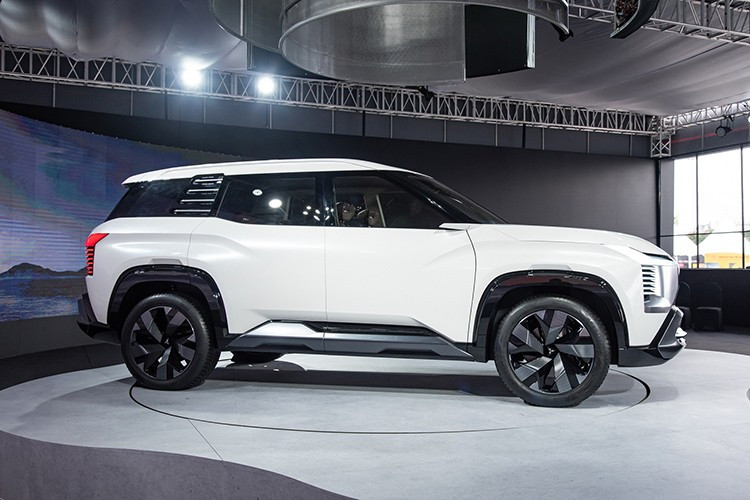 DST Concept từng ra mắt toàn cầu tại Việt Nam vào hooif đầu tháng 6/2025 vừa qua, được định vị là mẫu SUV 7 chỗ hoàn toàn mới, phát triển dành riêng cho thị trường Đông Nam Á. Thiết kế của xe khiến nhiều người liên tưởng đây chính là phiên bản 7 chỗ của mẫu SUV hạng B Mitsubishi Xforce đang có doanh số khá tốt tại nhiều thị trường