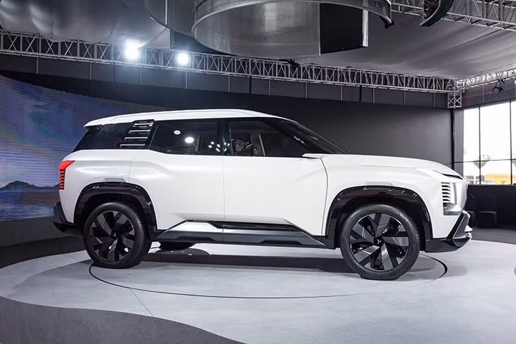 DST Concept từng ra mắt toàn cầu tại Việt Nam vào hooif đầu tháng 6/2025 vừa qua, được định vị là mẫu SUV 7 chỗ hoàn toàn mới, phát triển dành riêng cho thị trường Đông Nam Á. Thiết kế của xe khiến nhiều người liên tưởng đây chính là phiên bản 7 chỗ của mẫu SUV hạng B Mitsubishi Xforce đang có doanh số khá tốt tại nhiều thị trường