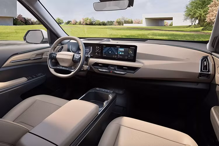 Kia định vị EV5 là lựa chọn điện hóa thay thế cho Sportage – mẫu SUV bán chạy hàng đầu của hãng. Tuy nhiên, EV5 có kích thước lớn hơn với chiều dài tăng 70 mm và trục cơ sở mở rộng tương đương, mang lại không gian nội thất rộng rãi và cảm giác cao cấp hơn.