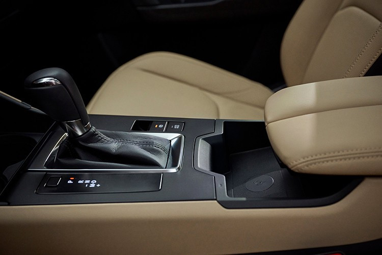 Cung cấp sức mạnh cho Mazda CX-5 2026 vẫn là động cơ xăng 2.5L hút khí tự nhiên SkyActiv-G, sản sinh công suất 187 mã lực và mô-men xoắn cực đại 251 Nm. Động cơ đi kèm hộp số tự động 6 cấp và hệ dẫn động 4 bánh toàn thời gian tiêu chuẩn.