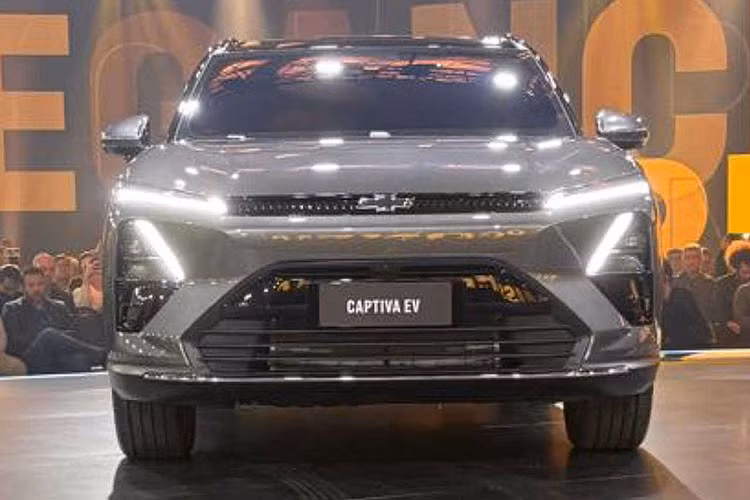 Trước đây, tập đoàn mẹ General Motors (GM) từng hồi sinh cái tên Captiva bằng bằng một phiên bản mới dựa trên mẫu ôtô Baojun 530 của Trung Quốc. Đến nay, Chevrolet Captiva EV lại được phát triển dựa trên một mẫu xe Trung Quốc khác. Cụ thể, phiên bản thuần điện của Chevrolet Captiva được ra đời từ Wuling Starlight S hay còn gọi là Xing Guang S.