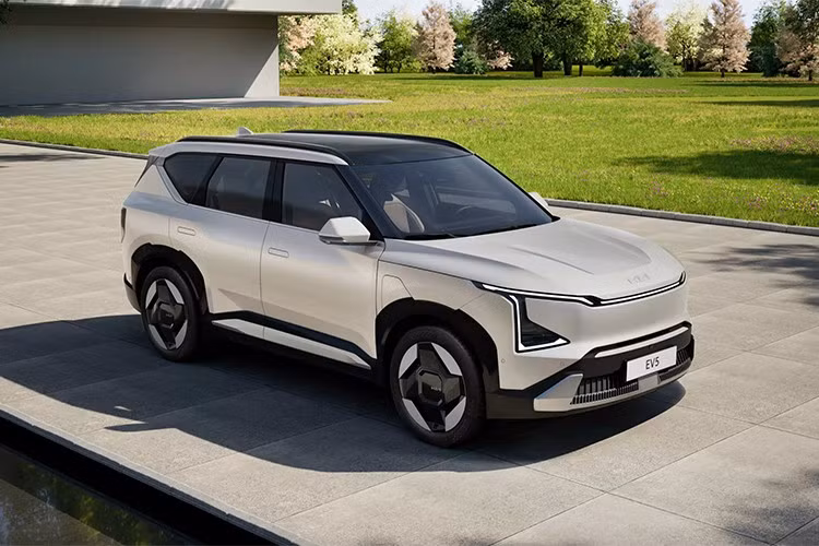 Cụ thể, Kia EV5 phiên bản châu Âu sẽ sử dụng động cơ điện đơn có công suất 215 mã lực (160 kW), dẫn động cầu trước. Khả năng tăng tốc từ 0-100 km/h đạt 8,4 giây – một con số chỉ ở mức trung bình.Điểm cộng của EV5 nằm ở bộ pin 81,4 kWh sử dụng công nghệ NMC (không phải LFP như ở một số thị trường khác).