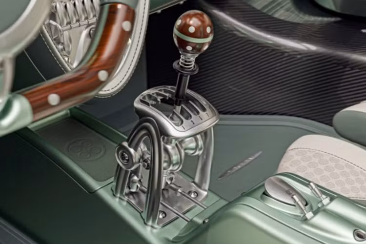 Sức mạnh được truyền tới cầu sau thông qua hộp số Xtrac 7 cấp dạng transverse, với 2 lựa chọn cấu hình: AMT (hộp số sàn tự động) hoặc hộp số sàn thuần túy. Tốc độ tối đa được giới hạn điện tử ở 350 km/h, hoàn toàn đủ để cạnh tranh với những siêu xe mạnh nhất hiện nay.