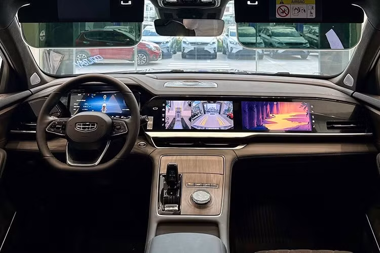 Là mẫu SUV cao cấp của Geely, Monjaro sở hữu hệ thống an toàn ADAS tiên tiến, khoang nội thất sang trọng, và đặc biệt là cấu hình hybrid tiết kiệm nhiên liệu.