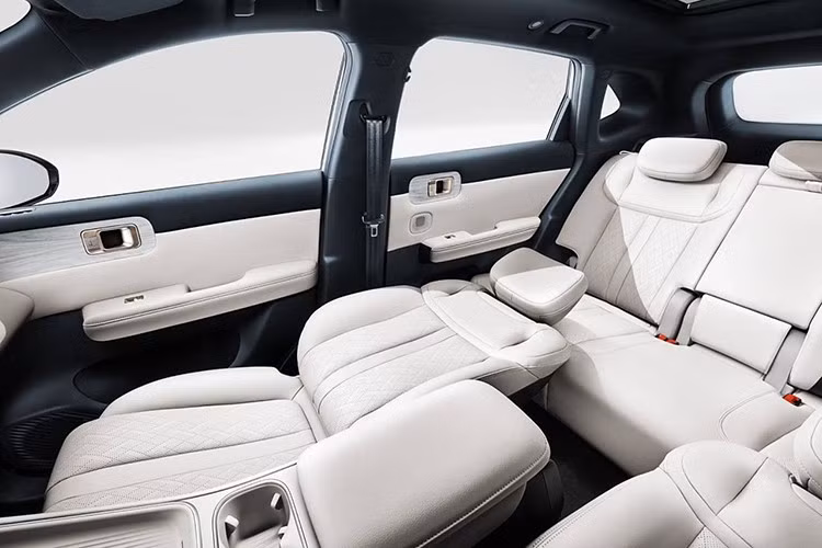 Hiện hình ảnh nội thất của Chevrolet Captiva EV vẫn chưa được công bố. Tuy nhiên, sẽ không bất ngờ nếu xe dùng chung nội thất với Wuling Starlight S. Dung tích khoang hành lý khá rộng rãi, lên đến 610 lít.