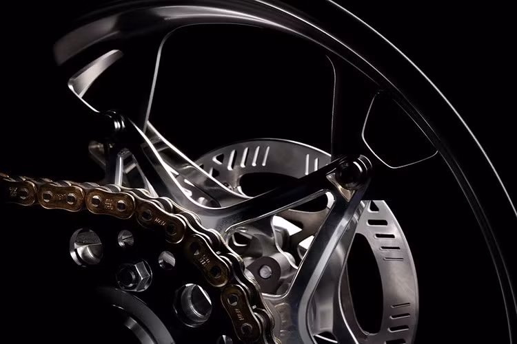 Cung cấp sức mạnh cho Brough Superior RMB01 là động cơ 2 xy-lanh dung tích 997 cc được làm từ hợp kim nhôm-magnesium nguyên khối, sản sinh sức mạnh 130 mã lực. Động cơ đi kèm hộp số cassette 6 cấp đa ly hợp thủy lực, đã được bổ sung tính năng chống trượt.