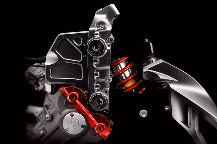 Tất cả chi tiết cơ khí đều được chế tác thủ công tại Pháp bởi những nghệ nhân Brough Superior, đúng với tiêu chuẩn sản xuất đồng hồ Richard Mille. RMB01 được phân phối với có 3 phiên bản là: Pearl of Speed: Trắng nhám viền đỏ; Selene: Xám nhám viền cam và Noctural Sapphire: Xanh sapphire pha xám.