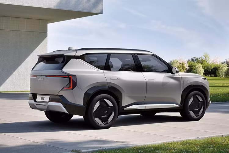 Một hạn chế đáng chú ý là EV5 không được trang bị hệ thống điện 800V như các đàn anh EV6 hay EV9. Điều này khiến thời gian sạc nhanh từ 10-80% mất khoảng 30 phút, lâu hơn so với mức dưới 20 phút của các mẫu xe cao cấp.