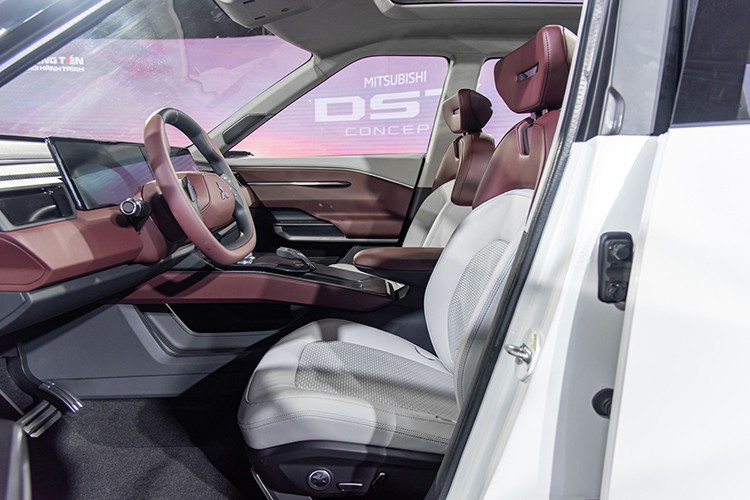 Dựa vào kích thước xe, có thể dự đoán, Destinator sẽ là sản phẩm lấp đầy khoảng trống giữa Xforce và Pajero Sport, đồng thời thay thế vị trí mà Outlander từng nắm giữ trước khi bị dừng bán tại Việt Nam.