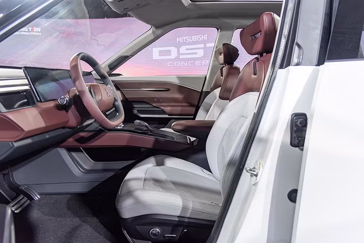 Dựa vào kích thước xe, có thể dự đoán, Destinator sẽ là sản phẩm lấp đầy khoảng trống giữa Xforce và Pajero Sport, đồng thời thay thế vị trí mà Outlander từng nắm giữ trước khi bị dừng bán tại Việt Nam.