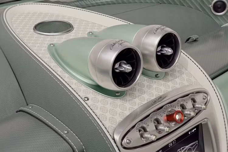 Dưới nắp ca-pô, siêu xe mui trần này tiếp tục được trang bị động cơ V12 tăng áp kép 6.0L do Mercedes-AMG phát triển và lắp ráp thủ công. Khối động cơ này sản sinh công suất lên tới 864 mã lực và mô-men xoắn cực đại 1.100 Nm.