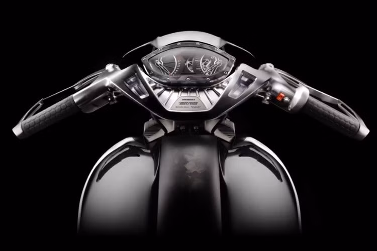 Xe có bảng đồng hồ được thiết kế dạng cơ với mặt số tương tự các mẫu đồng hồ của Richard Mille, kết hợp huy hiệu và số thứ tự của chiếc xe bên dưới.