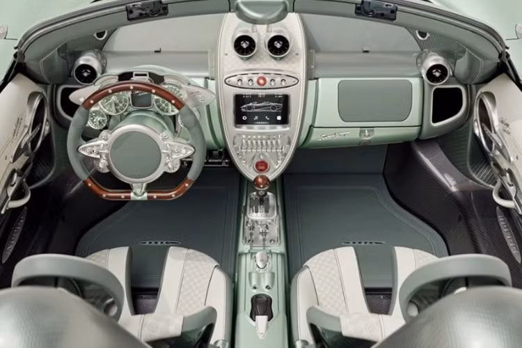 Bên trong khoang lái, Huayra Codalunga Speedster tiếp tục tái hiện không gian hoài cổ đặc trưng của Pagani, với vô lăng và cần số ốp gỗ, bảng đồng hồ kiểu analogue và các chi tiết cơ khí chế tác từ kim loại nguyên khối kết hợp với sợi carbon.