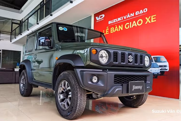 Suzuki Jimny ﻿Suzuki Jimny là cái tên thường xuyên góp mặt trong top ôtô bán kém nhất thị trường Việt Nam. Tháng 6/2025 cũng không phải là ngoại lệ. Trong tháng vừa qua, mẫu xe này chỉ bán ra 33 chiếc, tăng trưởng 94,1%. Suzuki Jimny tại Việt Nam sở hữu giá bán khá cao, khởi điểm từ 789 triệu đồng. Trong khi đó, kích thước, trang bị tiện nghi và an toàn của xe chưa tương xứng giá bán.