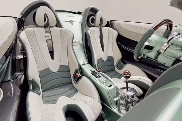 Một điểm nhấn đặc biệt là lớp vải nội thất độc quyền, được thêu thủ công hơn 450.000 mũi theo họa tiết 4 ống xả - biểu tượng đặc trưng của Pagani. Họa tiết này còn xuất hiện ở taplo, tapi cửa, thậm chí cả bộ hành lý được thiết kế riêng vừa khít với khoang chứa trên xe.