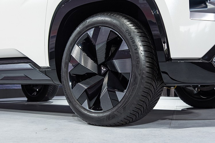 Xe nhiều khả năng chỉ có cấu hình dẫn động cầu trước (FWD), nhằm tối ưu chi phí và không gian cabin, thay vì sử dụng hệ dẫn động bốn bánh như trên Pajero Sport.