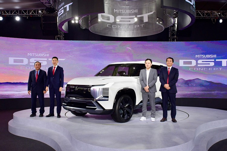 Tại Việt Nam, khi giới thiệu DST Concept, Mitsubishi từng nhấn mạnh khả năng đáp ứng nhu cầu sử dụng gia đình với 3 hàng ghế rộng rãi, trang bị 5 chế độ lái, cảm biến áp suất lốp và đặc biệt là gói an toàn chủ động ADAS.