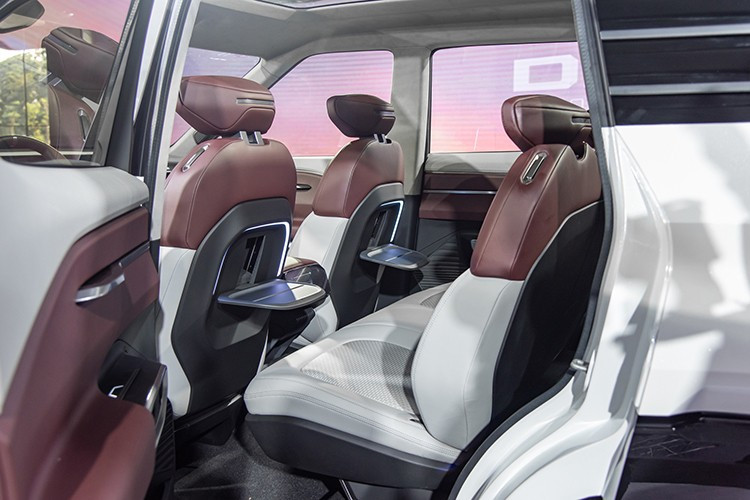 Sau khi trình làng tại Indonesia - thị trường chủ lực của Mitsubishi tại ASEAN, nhiều khả năng mẫu SUV mới này cũng sẽ được mở bán tại các thị trường khác như Thái Lan, Philippines và đặc biệt là Việt Nam, nơi DST Concept đã có màn giới thiệu ấn tượng.