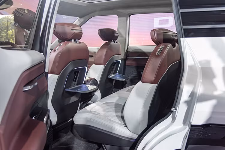 Sau khi trình làng tại Indonesia - thị trường chủ lực của Mitsubishi tại ASEAN, nhiều khả năng mẫu SUV mới này cũng sẽ được mở bán tại các thị trường khác như Thái Lan, Philippines và đặc biệt là Việt Nam, nơi DST Concept đã có màn giới thiệu ấn tượng.