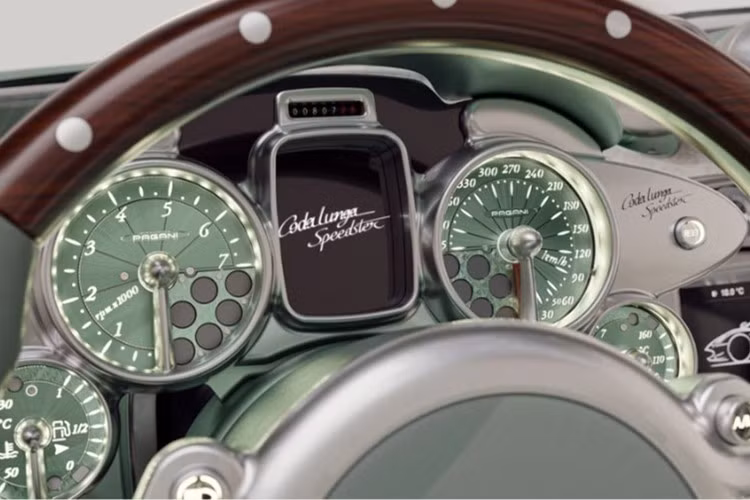 Toàn bộ không gian gợi nhớ đến những mẫu xe đua cổ điển nhưng vẫn toát lên tinh thần siêu xe Ý hiện đại. Theo chia sẻ từ hãng, mỗi chiếc xe sẽ được cá nhân hóa hoàn toàn theo yêu cầu của chủ nhân từ màu sơn, vật liệu, họa tiết đến cả tên gọi. Đây chính là yếu tố khiến mỗi chiếc Huayra Codalunga Speedster trở thành độc bản, không chiếc nào giống chiếc nào.