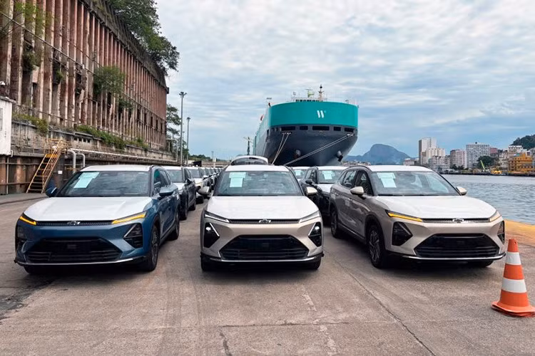 Theo tập đoàn GM, Chevrolet Captiva EV hướng đến việc cung cấp một mẫu SUV điện dành cho gia đình với nội thất rộng rãi, thiết kế hiện đại, hoàn thiện tinh tế và được hỗ trợ bởi hệ thống dịch vụ kỹ thuật chất lượng. Xe sẽ chính thức ra mắt thị trường Brazil vào cuối năm nay.