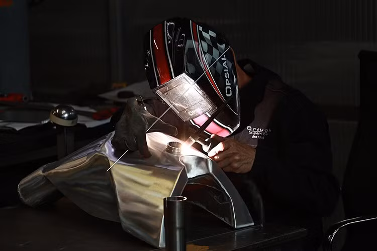 Toàn bộ khung xe được làm từ sợi carbon đúc, kết hợp với exoskeleton bằng hợp kim nhẹ để tối ưu hóa trọng lượng và độ cứng xoắn.