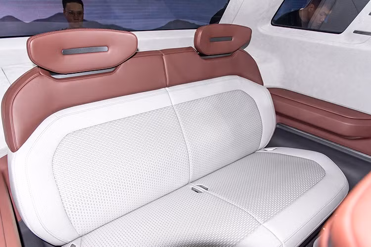 Theo một số nguồn tin, Destinator sẽ được phát triển trên nền tảng khung gầm và động cơ tương tự như Xforce, nhưng được mở rộng để phục vụ cấu hình 7 chỗ. Cụ thể, phiên bản tiêu chuẩn có thể dùng động cơ 1.5L MIVEC 4 xi-lanh hút khí tự nhiên (mã 4A91), sản sinh công suất 105 mã lực và mô-men xoắn 141 Nm. Đây là động cơ đang được sử dụng cho Xforce tại Việt Nam và Indonesia.