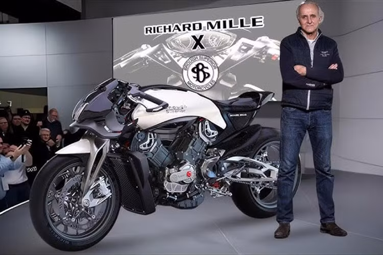 Giống như cách một chiếc Richard Mille hiển thị thời gian qua những bánh răng chuyển động không ngừng, RMB01 trình diễn hiệu suất vận hành bằng một cỗ máy lộ thiên sống động.