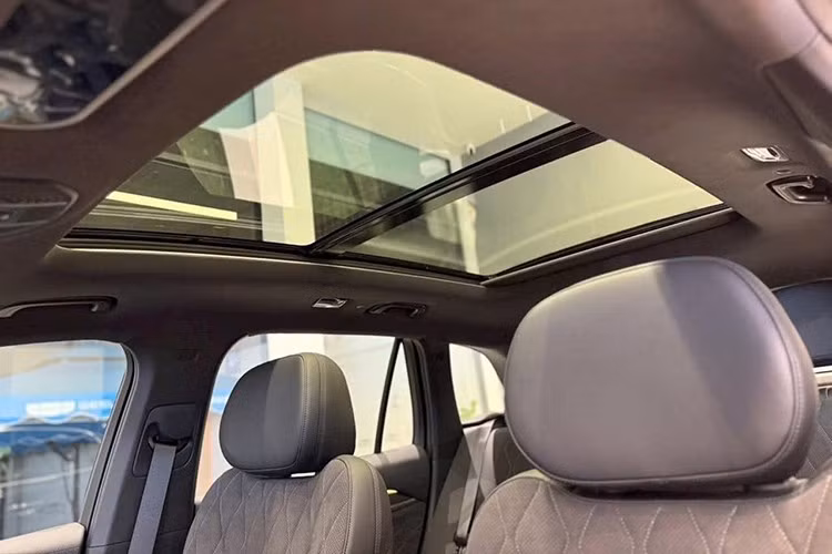 Với những khách đặt cọc sớm, Geely Auto đưa ra chương trình ưu đãi sâu với 200 khách hàng đầu tiên. Phiên bản xăng: Ưu đãi trực tiếp 100 triệu đồng. Phiên bản hybrid (HEV): Ưu đãi trực tiếp 50 triệu đồng.