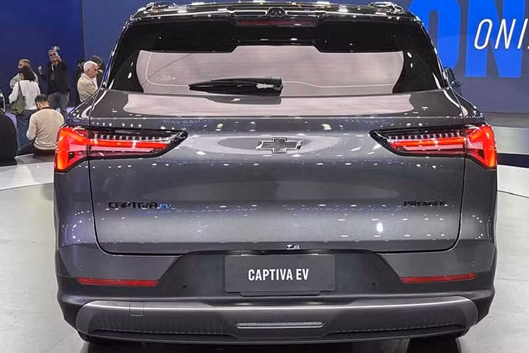 Xe sở hữu kích thước dài x rộng x cao lần lượt 4.750 x 1.890 x 1.690 mm và chiều dài cơ sở 2.800 mm. Ở phía trước, Chevrolet Captiva EV sở hữu dải đèn LED định vị ban ngày thanh mảnh và đèn xi-nhan phía trên. Trong khi đó, đèn pha chính được đặt thấp hơn trên cản trước.