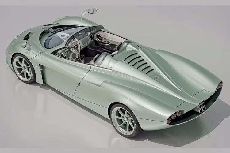 Về thiết kế khí động học, phần đuôi xe được kéo dài và mô phỏng điện toán CFD để tối ưu luồng gió và lực ép. Đặc biệt, hệ thống ống xả 6 ống được thiết kế riêng cho bản mui trần, bao gồm 4 ống xả tròn đặt chính giữa và 2 ống tại khuếch tán gió phía sau, tạo nên âm thanh và hiệu suất xả tối đa.