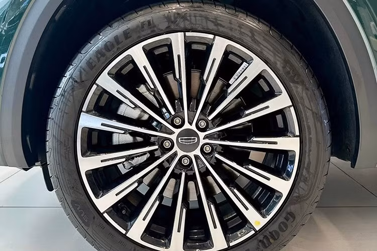 Mẫu xe Trung Quốc này được trang bị lưới tản nhiệt cỡ lớn, đi kèm những nan mạ crôm nằm dọc như thác nước. Bên cạnh đó là cụm đèn pha Matrix LED hẹp với 126 bóng LED có thể điều khiển riêng lẻ, nằm giữa 2 dải đèn định vị ban ngày. Đèn hậu xe là dạng Matrix LED.