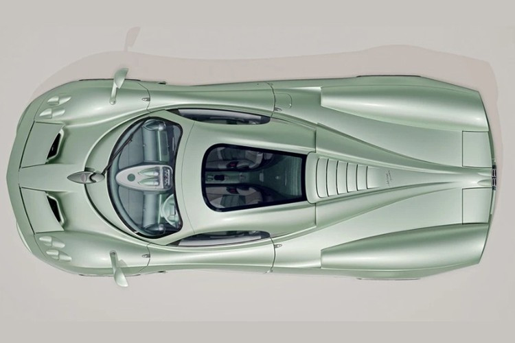 Phiên bản coupe của mẫu xe này cũng từng ra mắt vào năm 2022 tại sự kiện Goodwood Festival of Speed. Tuy nhiên, bản mui trần mới mang đến trải nghiệm hoàn toàn khác biệt, khi sở hữu phần mui tháo rời bằng polycarbonate siêu nhẹ, được vận hành thủ công, chi tiết này hiếm gặp trong thế giới siêu xe hiện đại.
