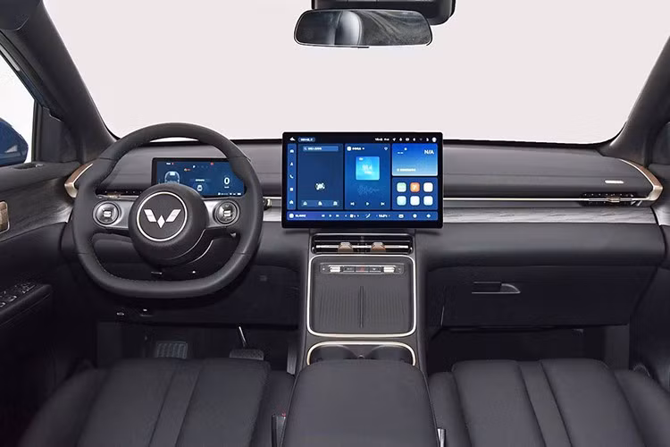 Dù là ô tô điện, xe vẫn có lưới tản nhiệt màu đen cỡ lớn, khá khác biệt so với xu hướng thiết kế thịnh hành trong phân khúc này. Phần đuôi xe thì gần như giống hệt Wuling Starlight S với cụm đèn hậu, cửa sau và cản sau màu đen được bê nguyên từ mẫu ô tô Trung Quốc sang.