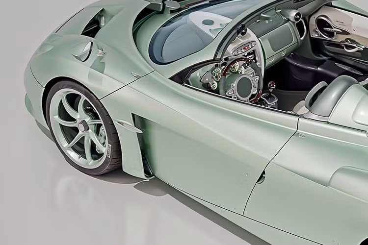 Xe được trang bị mâm Monolithic Avional 7 chấu với kích thước 20 inch trước và 21 inch sau, đi kèm hệ thống phanh Brembo với đĩa carbon-ceramic hiệu năng cao.