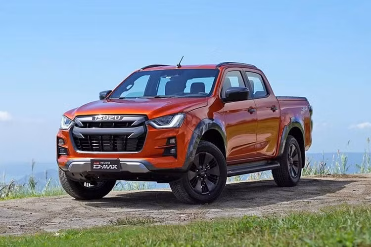 Isuzu D-Max ﻿ Isuzu hiện chỉ có 2 mẫu xe du lịch ở Việt Nam là mu-X và D-Max. Cả hai mẫu xe này đều lọt vào top 10 ô tô bán kém nhất thị trường trong tháng 6/2025. So với người anh em mu-X, Isuzu D-Max có doanh số cao hơn, đạt 31 chiếc. Tuy nhiên, so với tháng liền trước, doanh số của mẫu xe bán tải này giảm đến 57,9%. Nguyên nhân khiến Isuzu D-Max bán kém ở Việt Nam cũng tương tự với mu-X.
