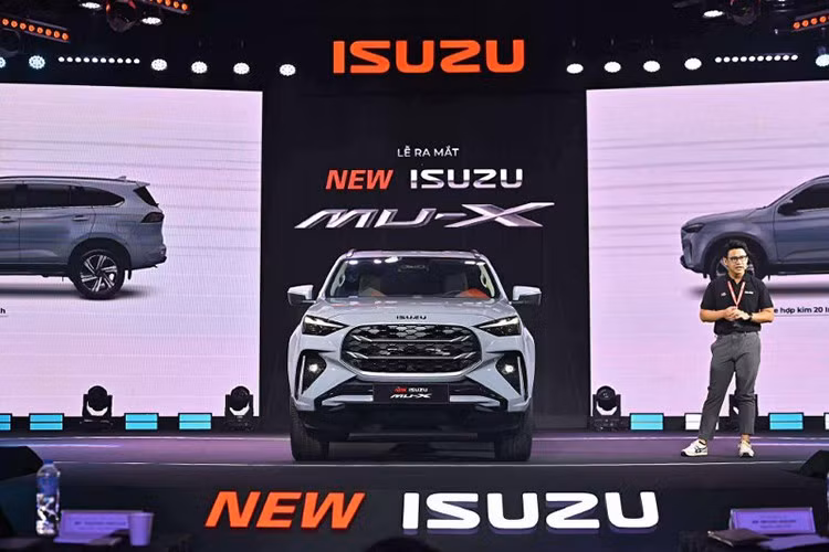 Isuzu mu-X ﻿Vị trí thứ 5 thuộc về Isuzu mu-X. Mẫu SUV hạng trung này đạt doanh số 23 chiếc, giảm 28%. Có vẻ như phiên bản mới, ra mắt tại Việt Nam vào hồi tháng 6/2025, cũng không thể cứu vãn được doanh số của mẫu xe này. Một phần nguyên nhân khiến Isuzu mu-X kén khách ở Việt Nam là do thiết kế kém hấp dẫn và phương thức truyền thông, quảng bá chưa hiệu quả.