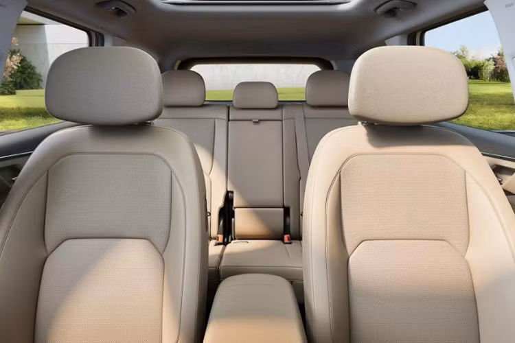 EV5 sở hữu nội thất hiện đại với cụm ba màn hình: màn hình điều hòa 5,3 inch nằm giữa hai màn hình 12,3 inch – một hiển thị thông tin lái và một màn hình giải trí trung tâm. Điểm nổi bật là sự xuất hiện của trợ lý ảo Kia AI tích hợp công nghệ ChatGPT, cho phép người dùng điều khiển nhiều tính năng bằng giọng nói mà không cần thao tác trực tiếp.