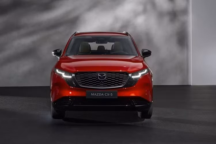 Xe sở hữu cụm đèn pha LED sắc sảo cùng cản trước được tạo hình thể thao hơn. Các đường gân trên thân xe được làm sắc cạnh, phần cửa sau kéo dài giúp cải thiện khả năng ra/vào cho hành khách phía sau.