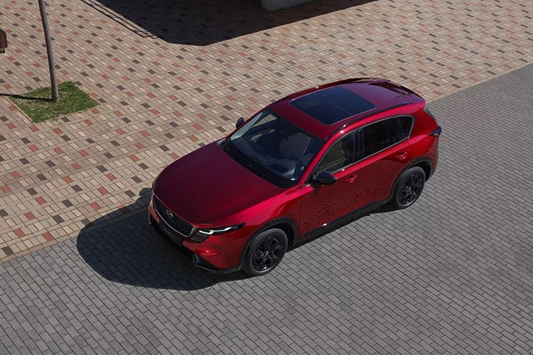 Đáng chú ý, Mazda xác nhận sẽ ra mắt phiên bản hybrid của xe vào năm 2027, sử dụng công nghệ động cơ mới mang tên SkyActiv-Z, hứa hẹn nâng cao hiệu suất nhiên liệu và giảm phát thải, phù hợp với xu hướng điện khí hóa toàn cầu.