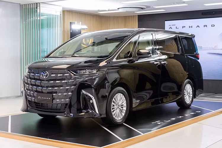 Toyota Alphard ﻿Mẫu xe thứ hai của Toyota lọt vào top 10 ôtô bán kém nhất Việt Nam trong tháng 6/2025 là Alphard. Mẫu MPV được mệnh danh "chuyên cơ mặt đất" này sở hữu doanh số 26 chiếc, tăng trưởng đến 85,7%. Với giá bán dao động từ 4,37 - 4,475 tỷ đồng, Toyota Alphard có doanh số thấp cũng không bất ngờ.