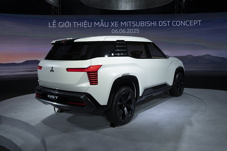Từ cuối tháng 3/2023, Mitsubishi đã đăng ký bản quyền thương hiệu “ Destinator” tại Indonesia dưới tên công ty MITSUBISHI JIDOSHA KOGYO KABUSHIKI KAISHA (Tokyo, Nhật Bản) cho một dòng xe và các linh kiện của xe. Do đó, tên gọi chính thức của DST Concept nhiều khả năng chính là Destinator.