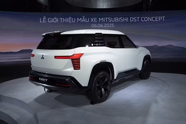 Từ cuối tháng 3/2023, Mitsubishi đã đăng ký bản quyền thương hiệu “ Destinator” tại Indonesia dưới tên công ty MITSUBISHI JIDOSHA KOGYO KABUSHIKI KAISHA (Tokyo, Nhật Bản) cho một dòng xe và các linh kiện của xe. Do đó, tên gọi chính thức của DST Concept nhiều khả năng chính là Destinator.