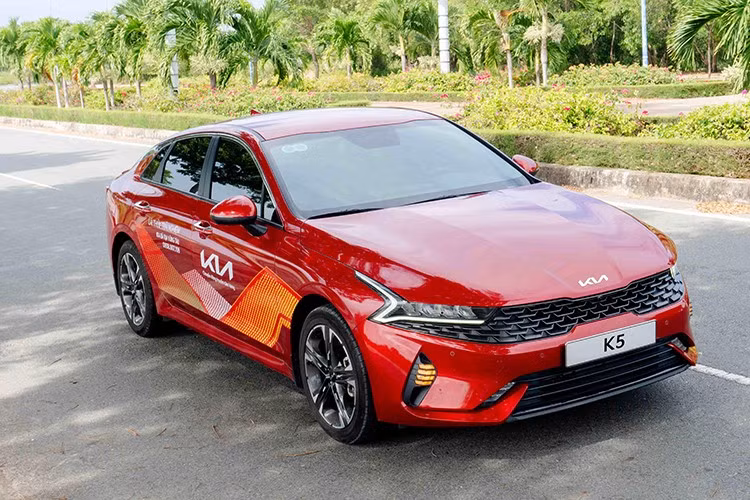 Kia K5 ﻿Mẫu xe đứng ngay phía sau Morning là người anh em cùng thương hiệu, K5. Trong tháng 6/2025 vừa qua, hãng Kia đã bán được 20 chiếc K5 cho người Việt, tăng 17,6%. Như vậy, đây là mẫu sedan hạng trung thứ 2 góp mặt trong top 10 này, sau Honda Accord. Điều này càng cho thấy sự thờ ơ của người tiêu dùng Việt dành cho phân khúc này.