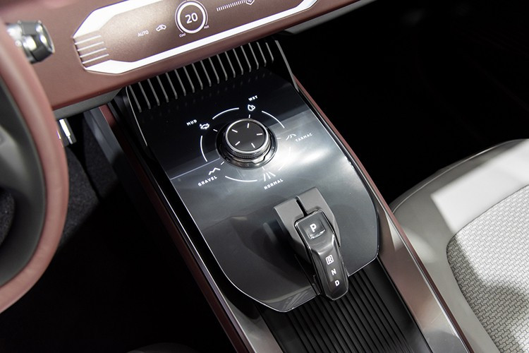 Ngoài ra, Mitsubishi được cho là đang xem xét đưa vào tùy chọn hybrid, với động cơ xăng 1.6L (mã 4A92) kết hợp mô-tơ điện mạnh 116 mã lực. Hệ thống hybrid này từng xuất hiện trên một số mẫu xe tại thị trường Nhật Bản và có thể được tinh chỉnh lại để phù hợp với điều kiện vận hành và giá thành tại Đông Nam Á.