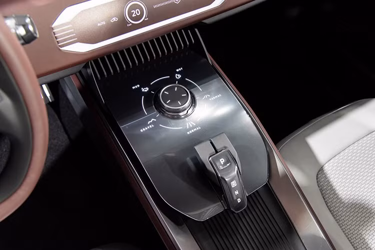 Ngoài ra, Mitsubishi được cho là đang xem xét đưa vào tùy chọn hybrid, với động cơ xăng 1.6L (mã 4A92) kết hợp mô-tơ điện mạnh 116 mã lực. Hệ thống hybrid này từng xuất hiện trên một số mẫu xe tại thị trường Nhật Bản và có thể được tinh chỉnh lại để phù hợp với điều kiện vận hành và giá thành tại Đông Nam Á.