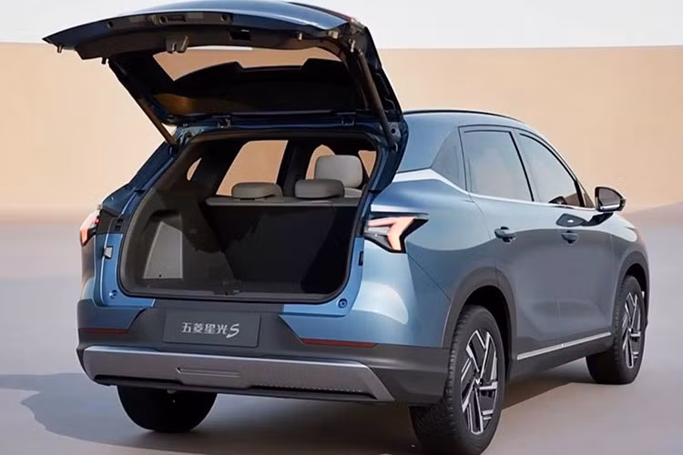 "Trái tim" của Chevrolet Captiva EV là mô-tơ điện có công suất tối đa 204 mã lực và mô-men xoắn cực đại 310 Nm. Nhờ đó, xe có thể tăng tốc từ 0-100 km/h trong 8,9 giây và đạt tốc độ tối đa 175 km/h.