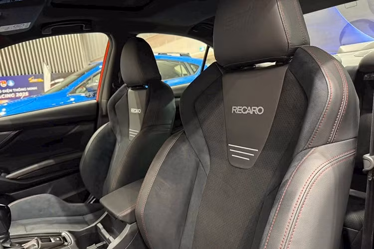 Một điểm cộng khác là hệ thống an toàn cũng được nâng cấp với gói công nghệ EyeSight 4.0. Phiên bản mới bổ sung thêm chức năng giám sát áp suất lốp và hỗ trợ dừng khẩn cấp.