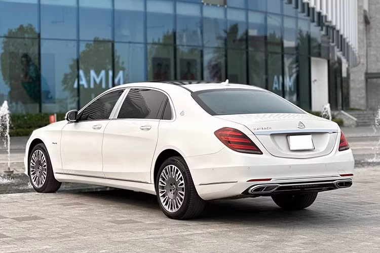 Khi mới ra mắt tại Việt Nam, giá xe Mercedes-Maybach S450 4Matic 2019 từng được niêm yết với mức giá lên tới 4,219 tỷ đồng, chưa bao gồm các chi phí lăn bánh. Như vậy, sau khoảng 6 năm sử dụng, giá trị của xe đã giảm đi đáng kể so với thời điểm ban đầu.